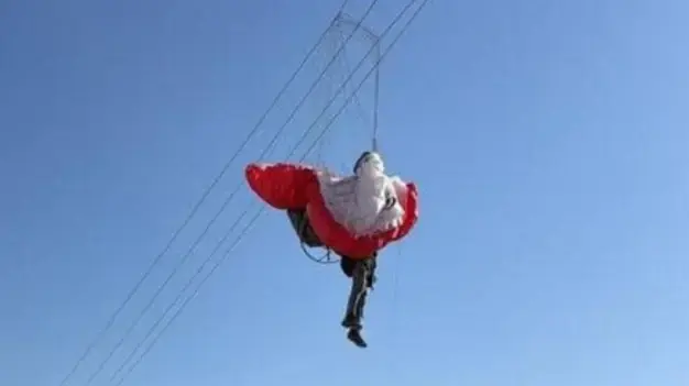 פעילות חילוץ של גבר שנתקע עם רחפן בסמוך לערבה על קווי מתח פעילות חילוץ של גבר שנתקע עם רחפן בסמוך לערבה על קווי מתח