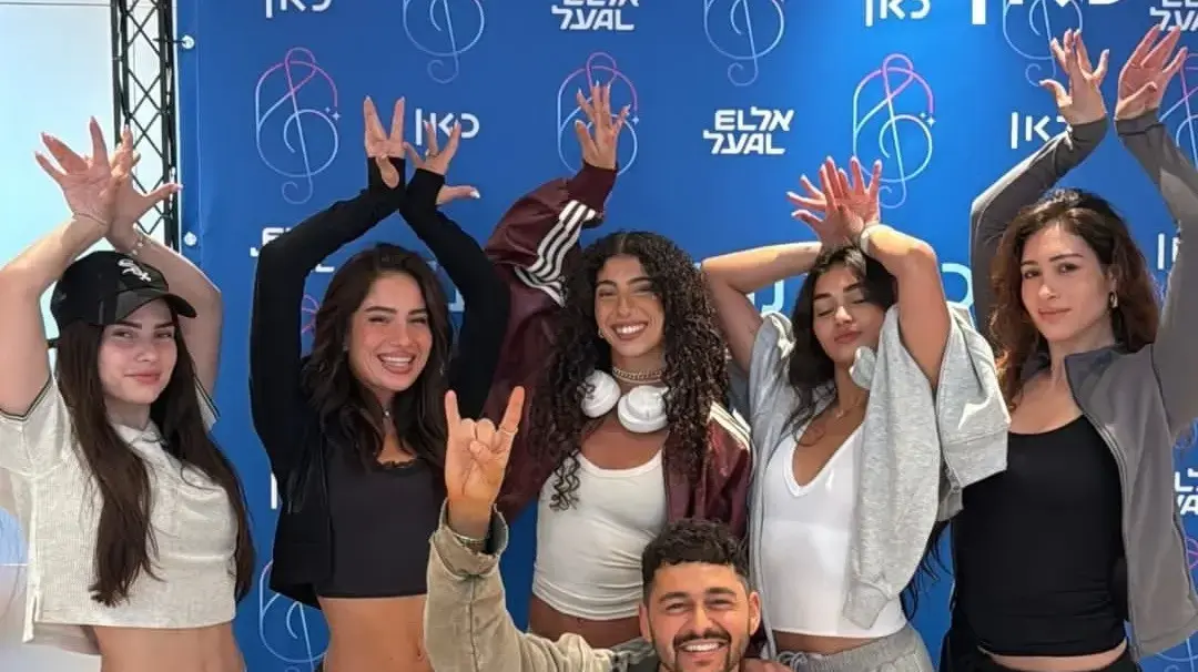 נועם בתן, נציג ישראל לאירוויזיון 2026, עם חמש הרקדניות שנבחרו ללוות אותו בהופעתו בתחרות: : ליהיא פרויד, עדן זינו, דניאל בן אברהם, יסמין חכמון וג׳ניה גפונוב נועם בתן, נציג ישראל לאירוויזיון 2026, עם חמש הרקדניות שנבחרו ללוות אותו בהופעתו בתחרות: : ליהיא פרויד, עדן זינו, דניאל בן אברהם, יסמין חכמון וג׳ניה גפונוב
