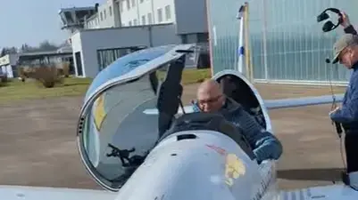 המנוח ישראל קומט על מטוס בית הספר לטיסה המנוח ישראל קומט על מטוס בית הספר לטיסה