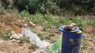 אשפה בפינת הנצחה לזכרו של סנ"צ אבי עמר אשפה בפינת הנצחה לזכרו של סנ"צ אבי עמר