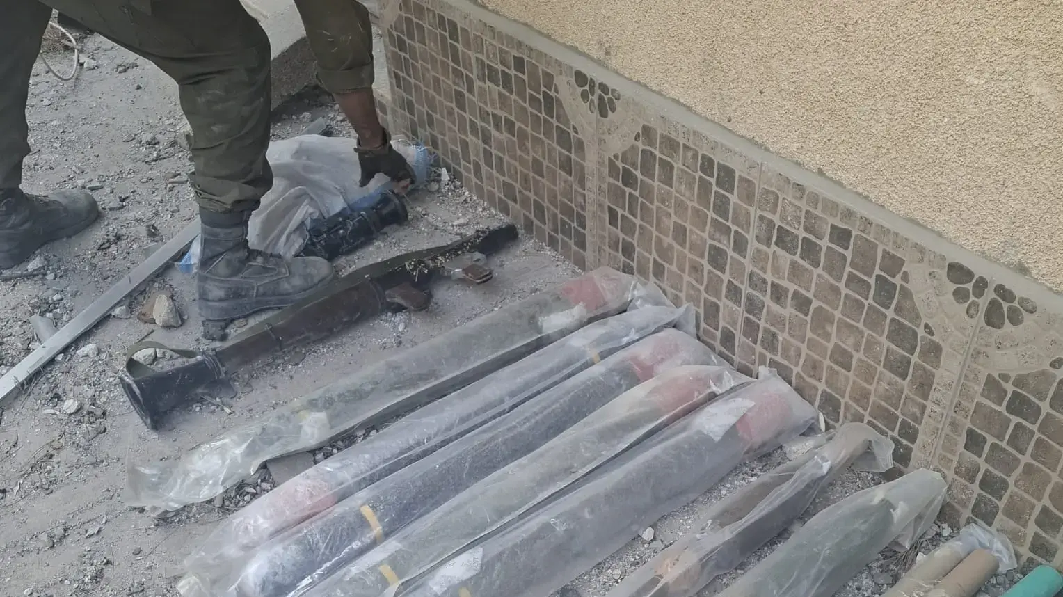כוחות צה"ל איתרו מצבור רקטות ומשגרים מוכנים לירי של חיזבאללה, דרום לבנון, 4 במאי 2026 כוחות צה"ל איתרו מצבור רקטות ומשגרים מוכנים לירי של חיזבאללה, דרום לבנון, 4 במאי 2026