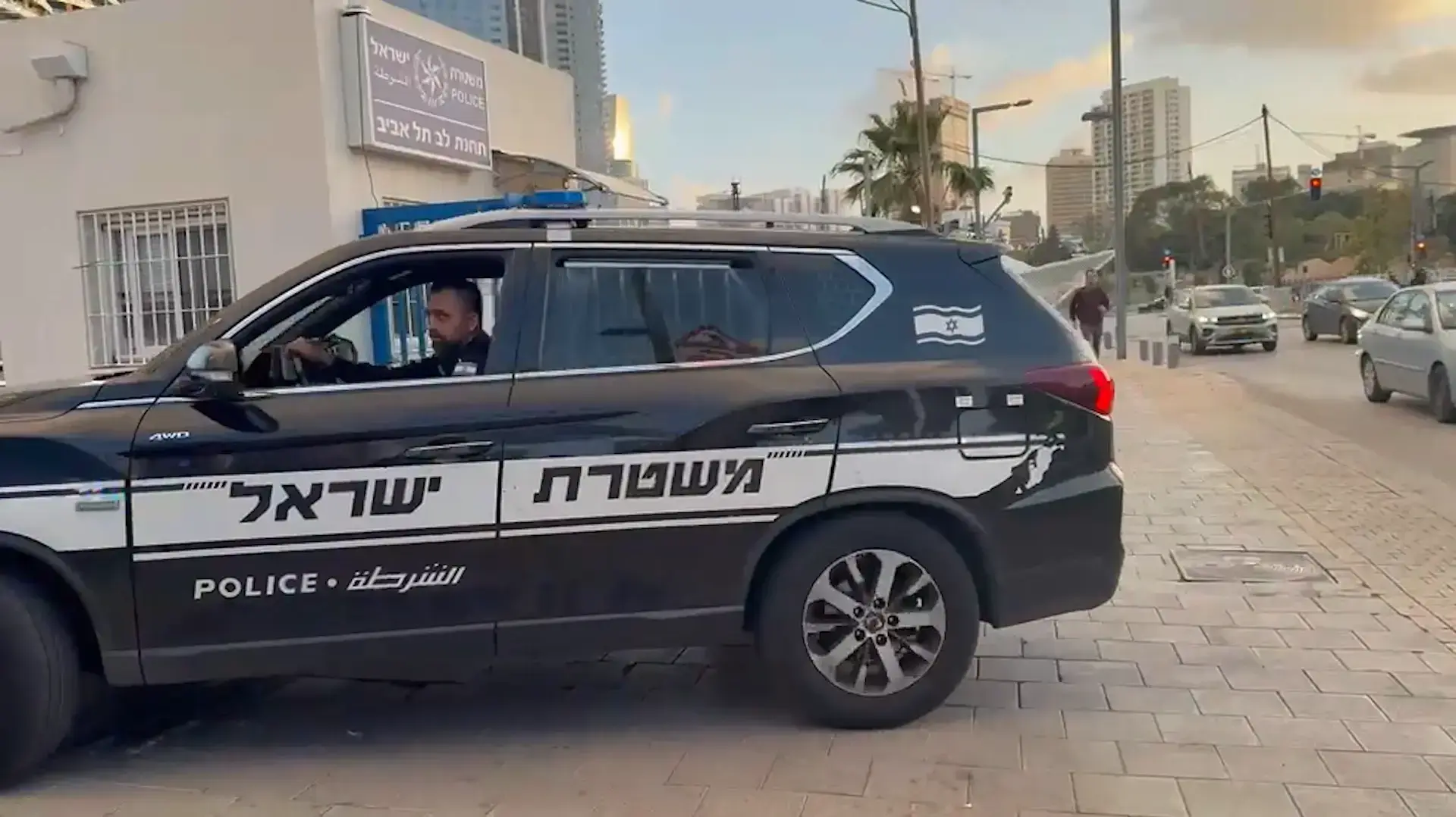 החשוד באונס מפרשת שי לי עטרי נכנס לתחנת המשטרה בניידת החשוד באונס מפרשת שי לי עטרי נכנס לתחנת המשטרה בניידת