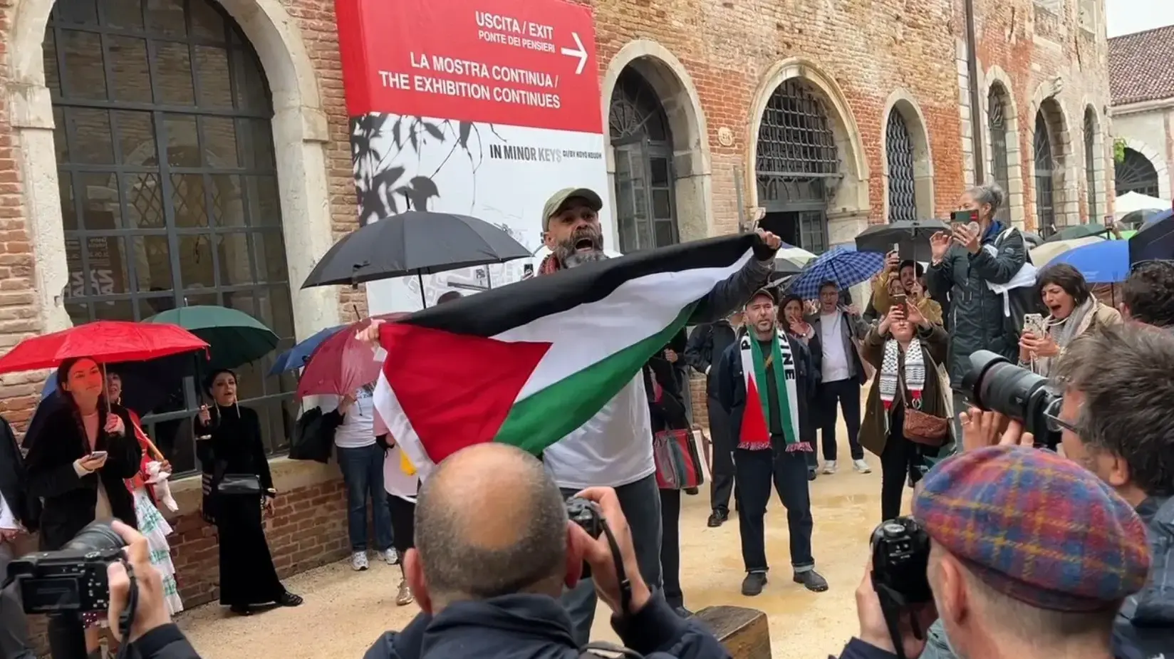 מפגינים פרו פלסטינים מול הביתן הישראלי בביאנלה ה-61 לאמנות בוונציה, בו הציג האמן בלו סימיון פיינרו, 6 במאי 2026