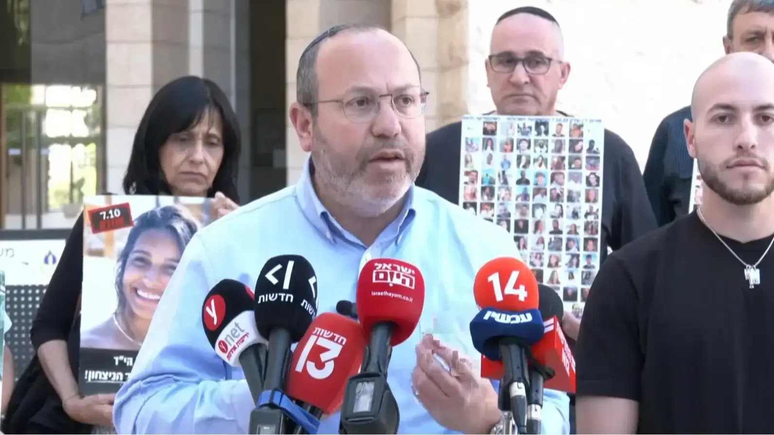 צביקה מור, מחאה לפני דיון בעתירה להקמת ועדת חקירה לטבח שבעה באוקטובר, ביהמ"ש העליון, 10 במאי 2026