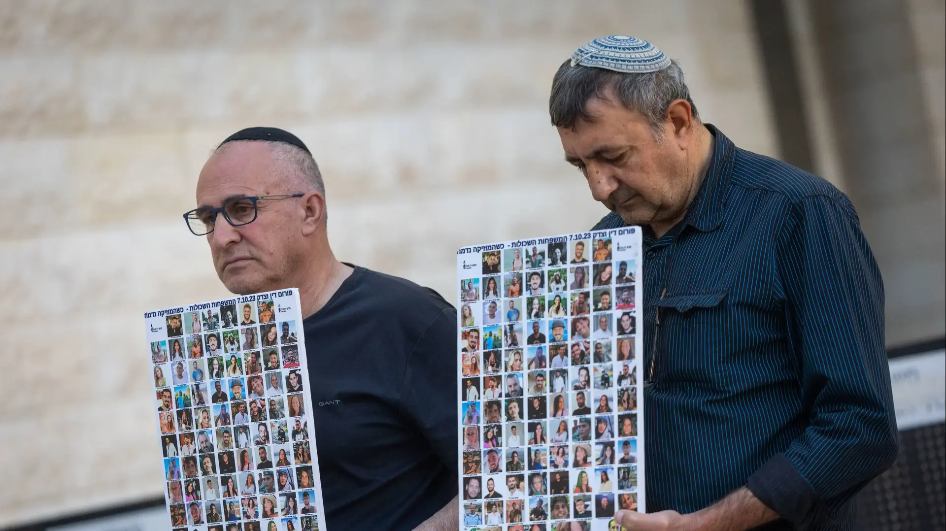 מחאה לפני דיון בעתירה להקמת ועדת חקירה לטבח שבעה באוקטובר, ביהמ"ש העליון, 10 במאי 2026 מחאה לפני דיון בעתירה להקמת ועדת חקירה לטבח שבעה באוקטובר, ביהמ"ש העליון, 10 במאי 2026