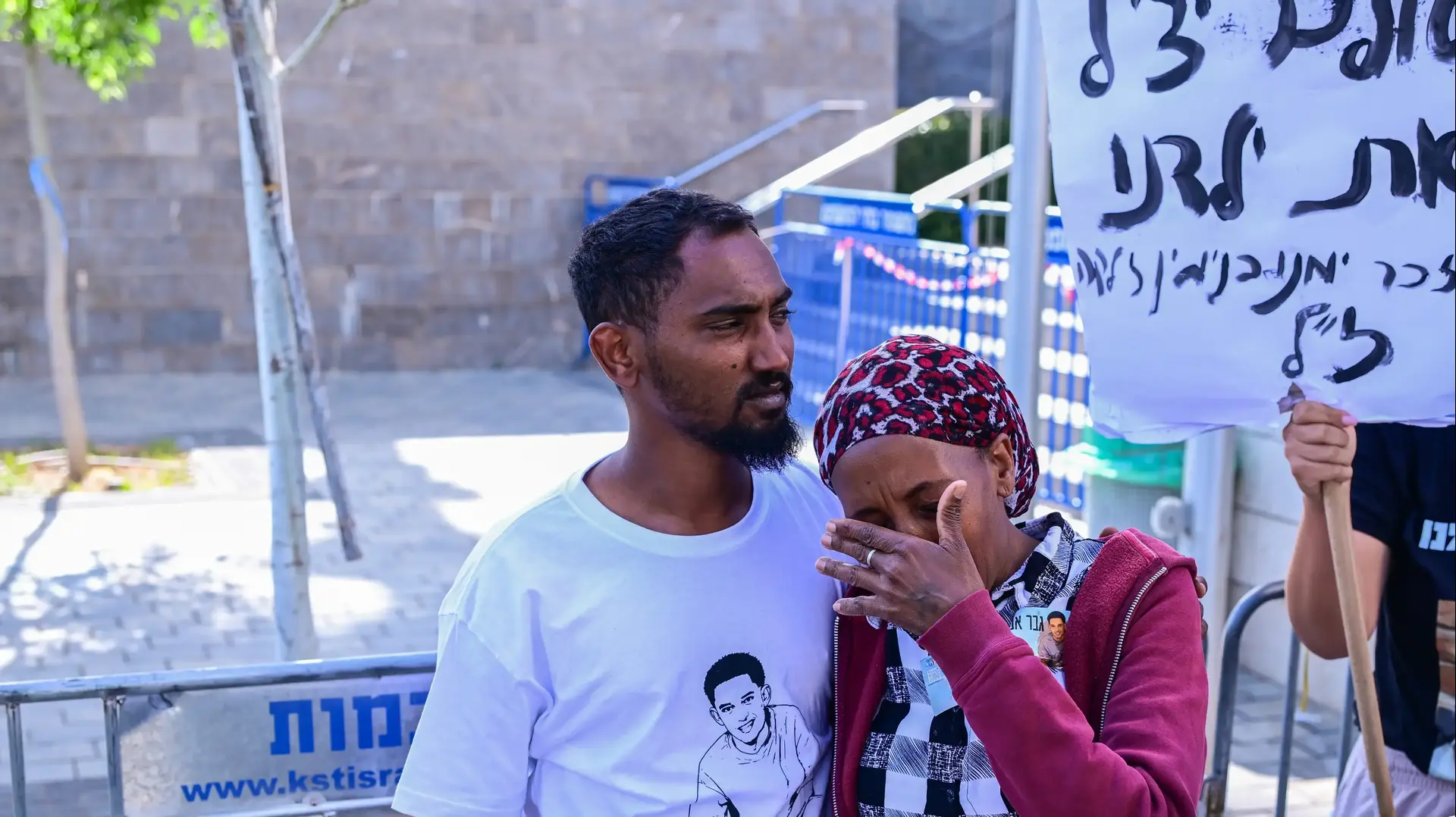 אמו ואחיו של ימנו זלקה בעת הגשת כתב אישום נגד החשודים ברצח הבן והאח, בימ"ש מחוזי לוד, 10 במאי 2026 אמו ואחיו של ימנו זלקה בעת הגשת כתב אישום נגד החשודים ברצח הבן והאח, בימ"ש מחוזי לוד, 10 במאי 2026