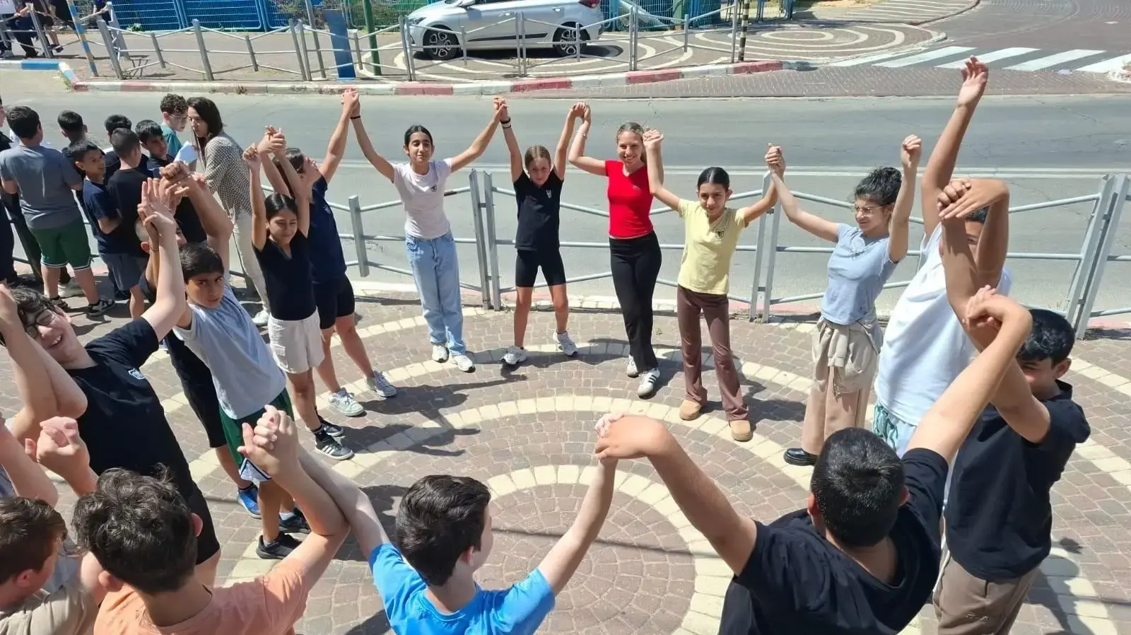 מחאת הפיצה-שרשראות אנושיות על רקע הגשת כתבי האישום נגד בני הנוער שחשודים ברצח ימנו זלקה, בי"ס יוספטל באזור מחאת הפיצה-שרשראות אנושיות על רקע הגשת כתבי האישום נגד בני הנוער שחשודים ברצח ימנו זלקה, בי"ס יוספטל באזור