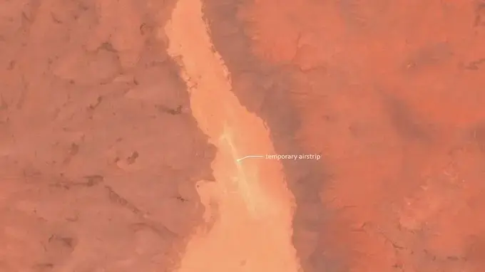 תצלום לוויני של מסלול אווירי זמני באורך של כ־1.6 ק״מ על קרקע של אגם יבש, כ־180 ק״מ דרומית־מערבית לאזור נג׳ף–כרבלא בדרום־מערב עיראק תצלום לוויני של מסלול אווירי זמני באורך של כ־1.6 ק״מ על קרקע של אגם יבש, כ־180 ק״מ דרומית־מערבית לאזור נג׳ף–כרבלא בדרום־מערב עיראק