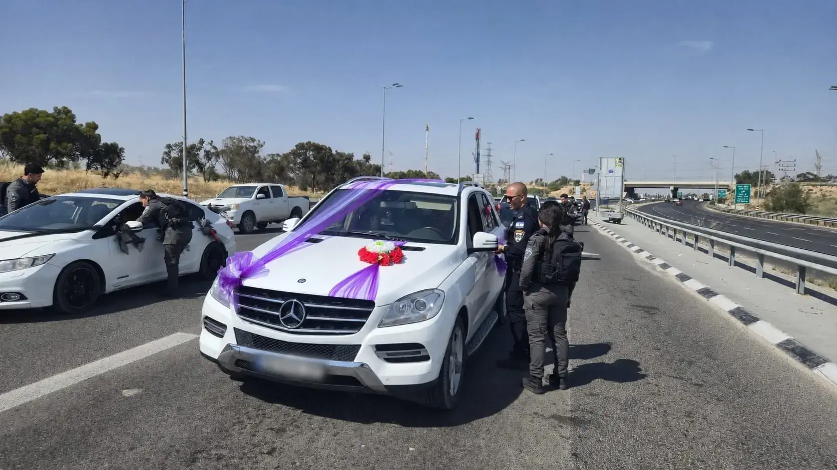 המשטרה פשטה על שיירת החתונה - ועצרה שני שב"חים המשטרה פשטה על שיירת החתונה - ועצרה שני שב"חים