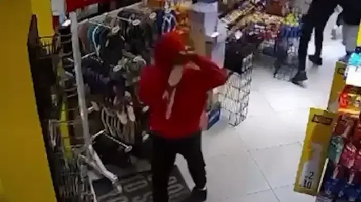 נערים תקפו מוכר בסניף גוד פארם בתל אביב, 11 במאי 2026