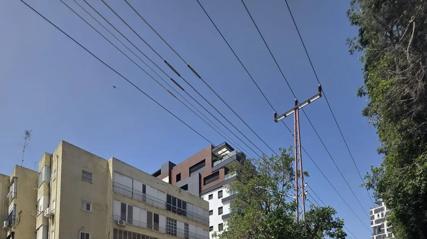 פועל נפצע מחפץ כבד במהלך עבודתו באתר בנייה, רחובות, 12 במאי 2026
