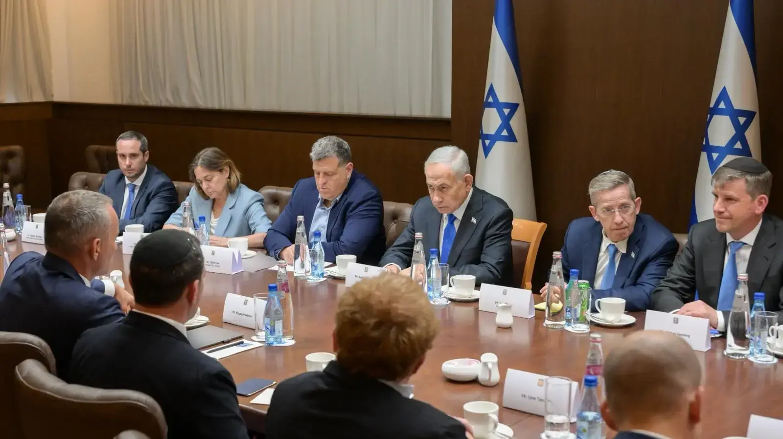 ראש הממשלה בנימין נתניהו בפגישה עם הנציג העליון של ״מועצת השלום״ לעזה, ניקולאי מלאדנוב וצוותו, 13 במאי 2026