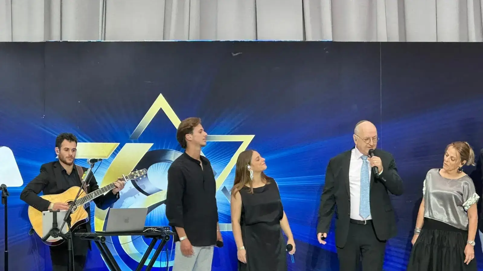 משפחת גרינגליק על הבמה בחגיגות העצמאות של שגרירות ישראל בוושינגטון