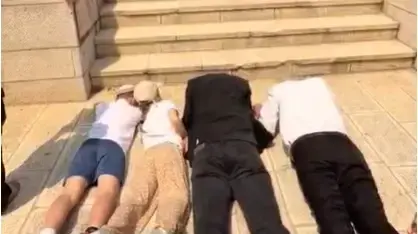 ח"כ יצחק קרויזר משתחווה בהר הבית עם ילדיו ואביו הרב יהודה קרויזר, 14 במאי 2026
