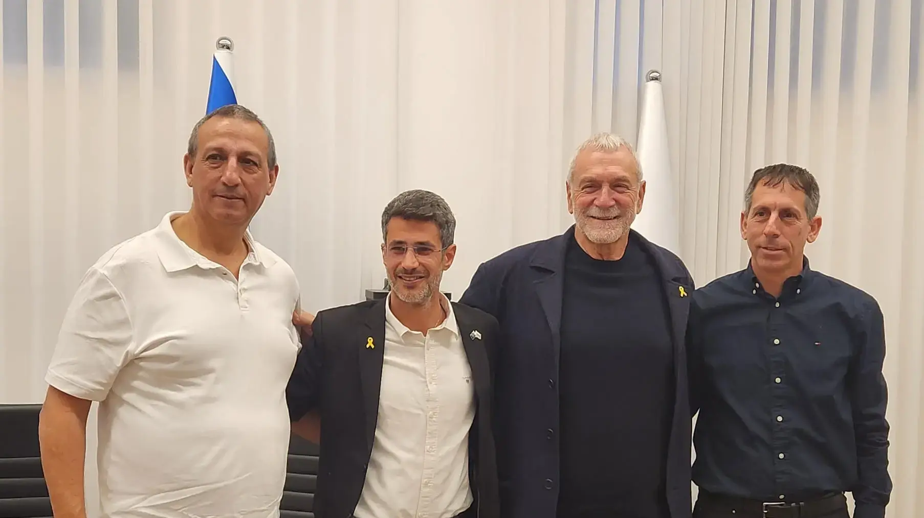 אביחי שטרן, דוד אזולאי, בני בן מובחר, אסף לנגלבן, חתימת מכתב להתנגדות הדחת הרב יצחק קקון אביחי שטרן, דוד אזולאי, בני בן מובחר, אסף לנגלבן, חתימת מכתב להתנגדות הדחת הרב יצחק קקון