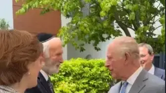 המלך צ'ארלס בזירת הפיגוע האנטישמי באנגליה. המלך צ'ארלס בזירת הפיגוע האנטישמי באנגליה.