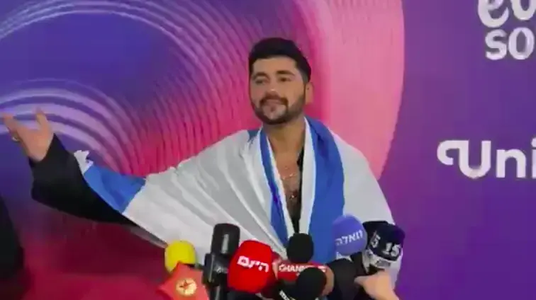 נועם בתן משוחח עם עיתונאים אחרי גמר אירוויזיון 2026, וינה, אוסטריה, 16 במאי 2026