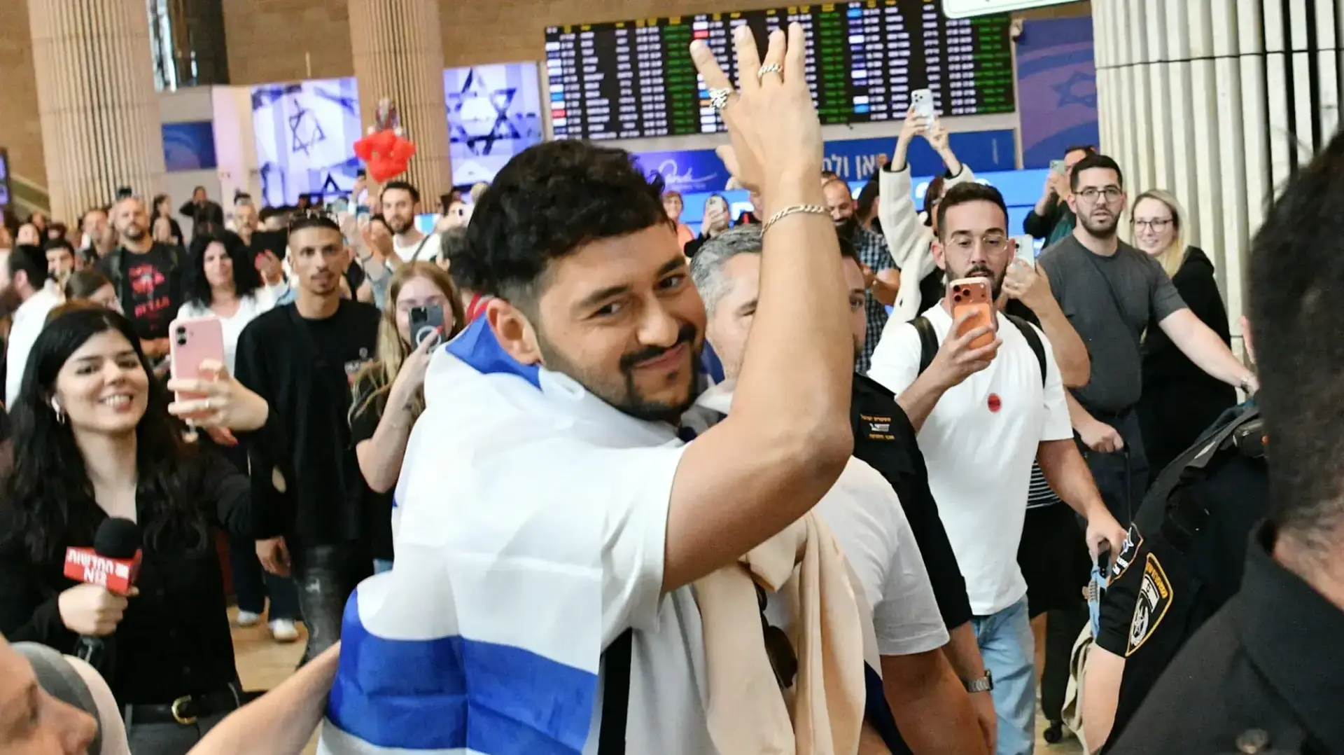 נועם בתן נוחת בנתבג לאחר האירווזיון. 17 במאי 2026 נועם בתן נוחת בנתבג לאחר האירווזיון. 17 במאי 2026