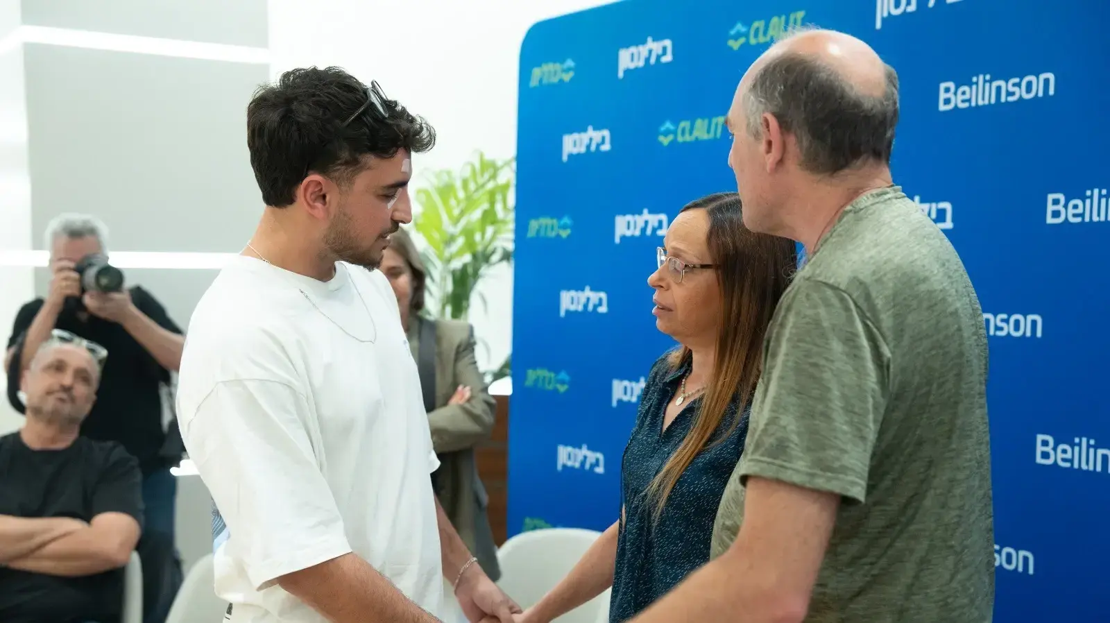 הוריו של רס"ל גיא לודר ז"ל, שילי ליבוביץ הלוחם מושתל הקרנית ובני משפחתו, והצוות הרפואי במערך העיניים בילינסון הוריו של רס"ל גיא לודר ז"ל, שילי ליבוביץ הלוחם מושתל הקרנית ובני משפחתו, והצוות הרפואי במערך העיניים בילינסון
