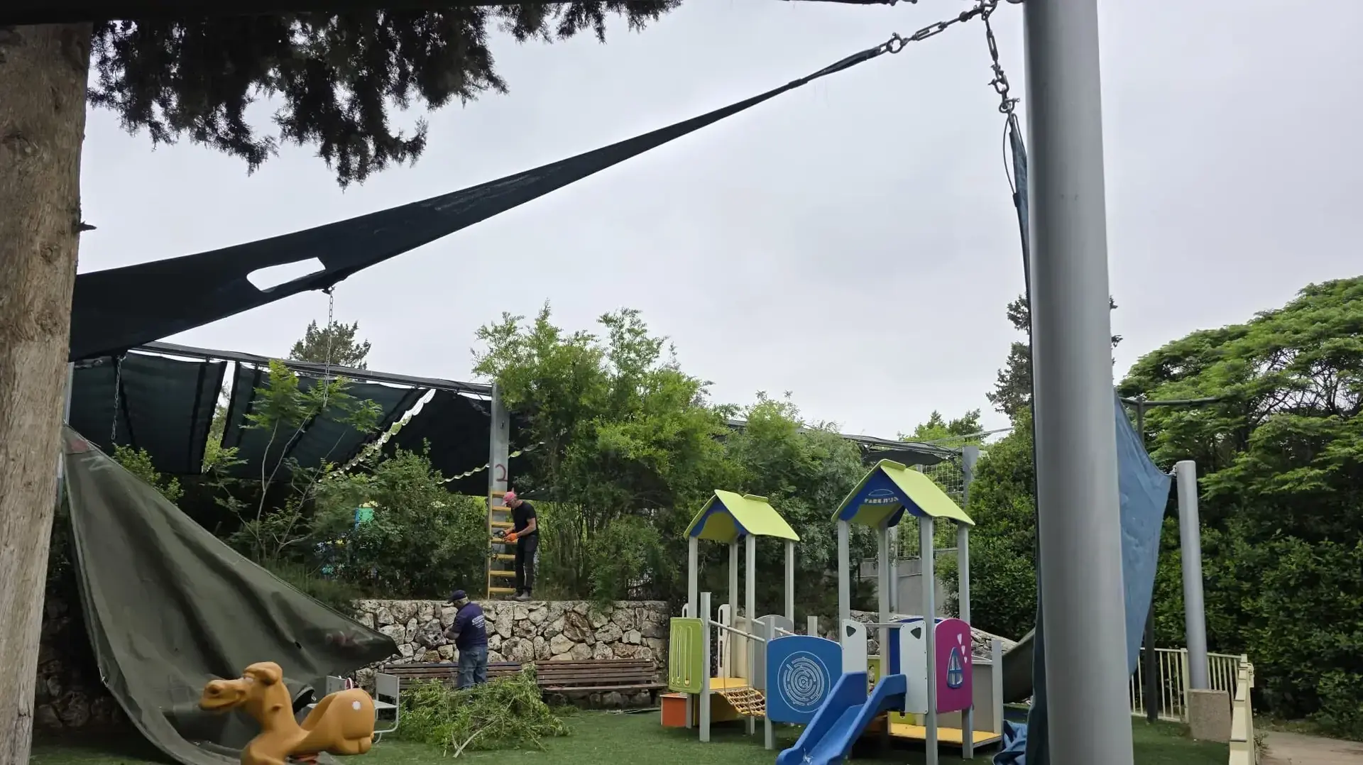 פריסת רשתות מעל גני ילדים להגנה מפני רחפני נפץ, סאסא, 18 במאי 2026 פריסת רשתות מעל גני ילדים להגנה מפני רחפני נפץ, סאסא, 18 במאי 2026