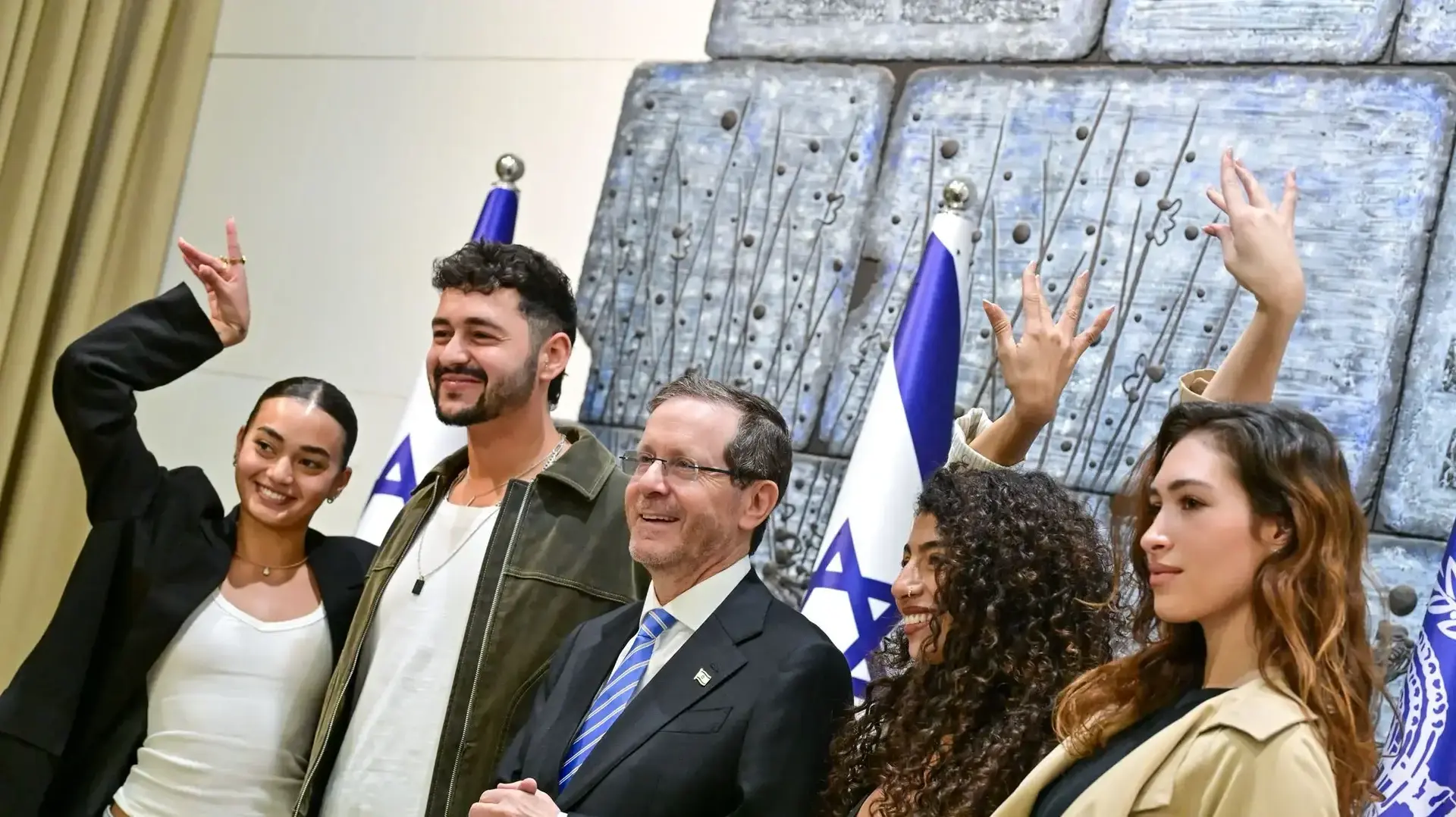 נשיא המדינה יצחק (בוז'י) הרצוג בפגישה עם נציג ישראל לאירוויזיון 2026, נועם בתן, בבית הנשיא, 18 במאי 2026 נשיא המדינה יצחק (בוז'י) הרצוג בפגישה עם נציג ישראל לאירוויזיון 2026, נועם בתן, בבית הנשיא, 18 במאי 2026
