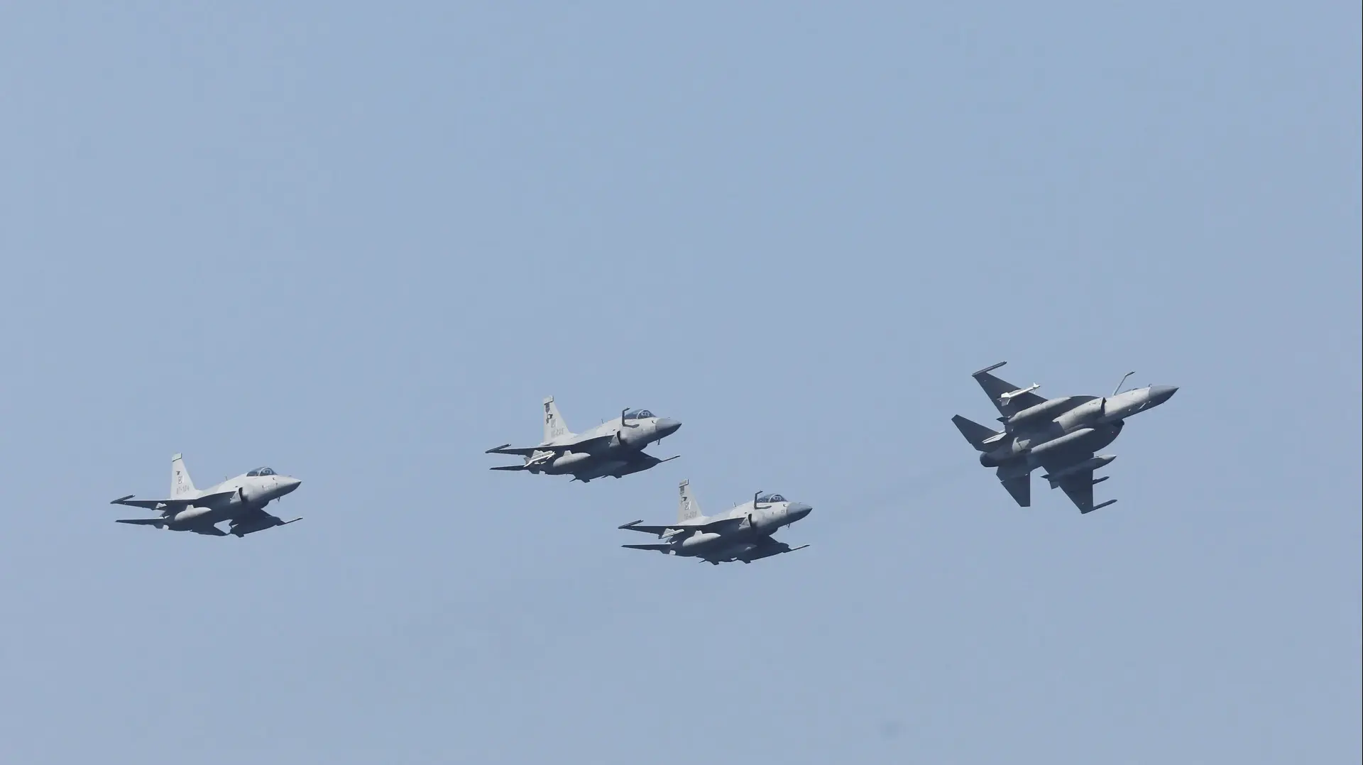 מטוסיJF-17 של חיל האוויר הפקיסטני בתרגיל בים הערבי הצפוני ליד קראצ'י, פקיסטן, 13 בפברואר 2023 מטוסיJF-17 של חיל האוויר הפקיסטני בתרגיל בים הערבי הצפוני ליד קראצ'י, פקיסטן, 13 בפברואר 2023