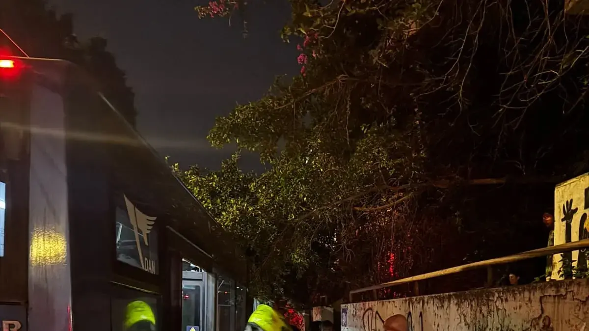 תאונת דרכים, אוטובוס פגע בעמוד חשמל, תל אביב, 18 במאי 2026 תאונת דרכים, אוטובוס פגע בעמוד חשמל, תל אביב, 18 במאי 2026