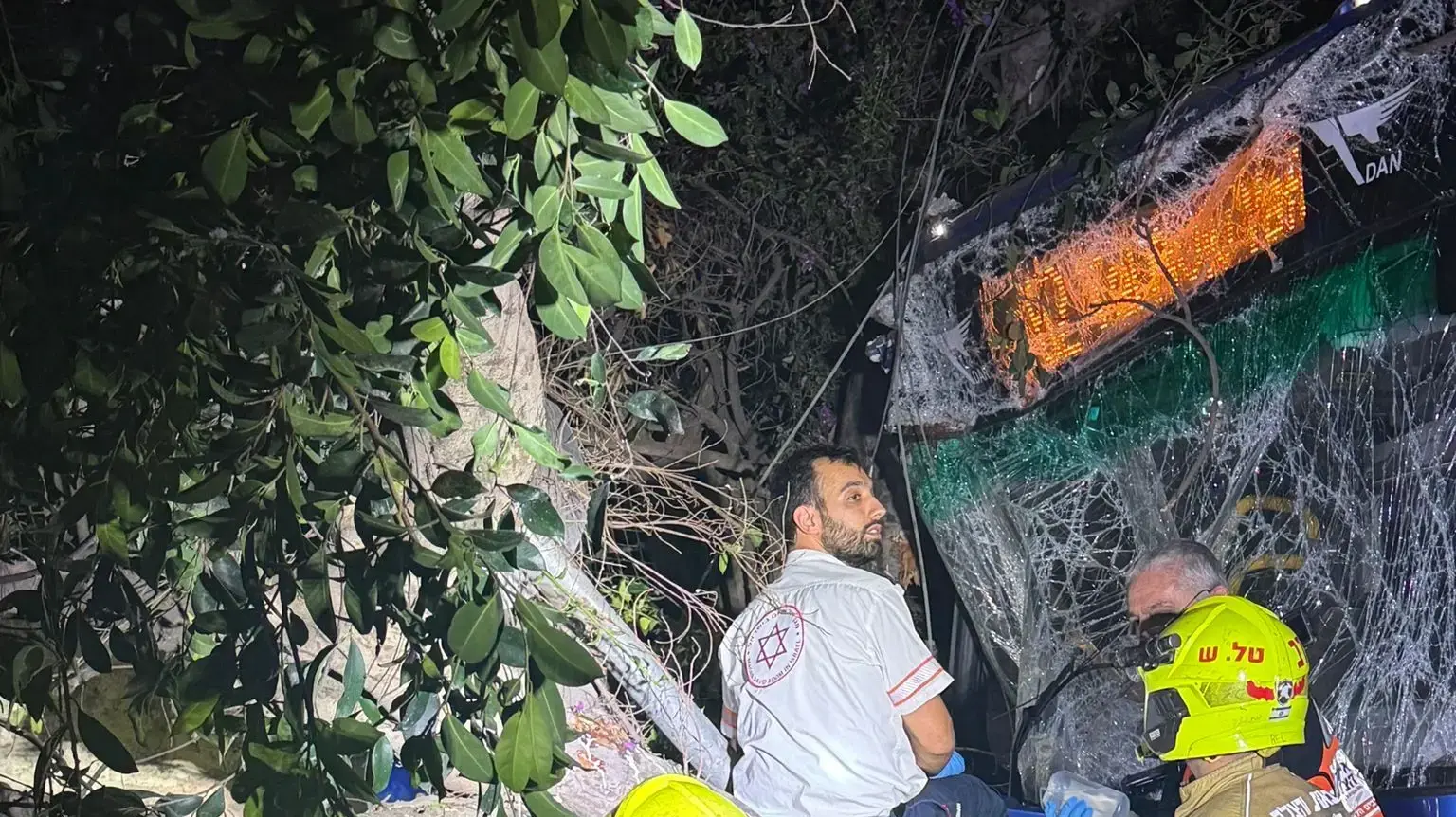 תאונת דרכים, אוטובוס פגע בעמוד חשמל, תל אביב, 18 במאי 2026 תאונת דרכים, אוטובוס פגע בעמוד חשמל, תל אביב, 18 במאי 2026