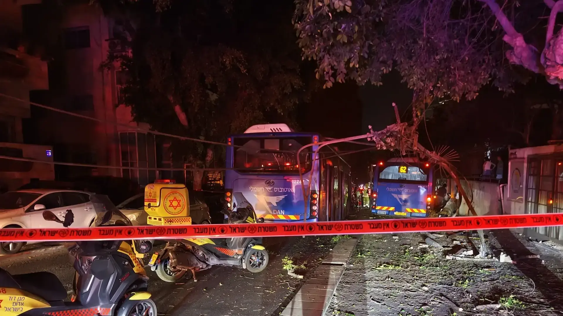 תאונת דרכים, אוטובוס פגע בעמוד חשמל, תל אביב, 18 במאי 2026 תאונת דרכים, אוטובוס פגע בעמוד חשמל, תל אביב, 18 במאי 2026