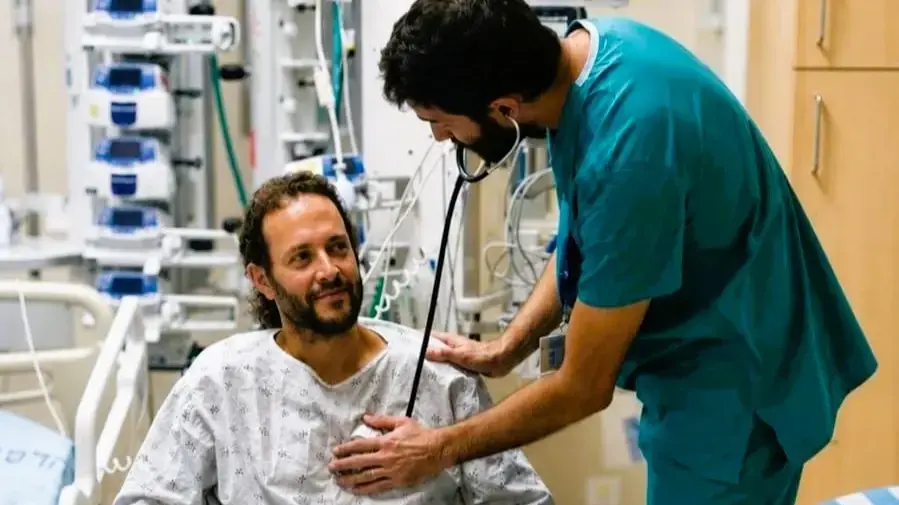חייו ניצלו אחרי שהוכש על ידי הנחש הקטלני בישראל. משה קובלנץ חייו ניצלו אחרי שהוכש על ידי הנחש הקטלני בישראל. משה קובלנץ