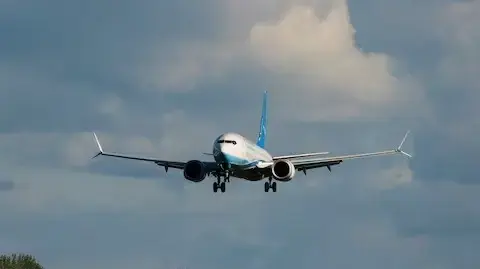 מטוס בואינג 737 MAX 8 שיועד לחברת תעופה סינית מוחזר ליצרנית בסיאטל, על רקע החרפת מלחמת המכסים בין המדינות (אפריל 2025)