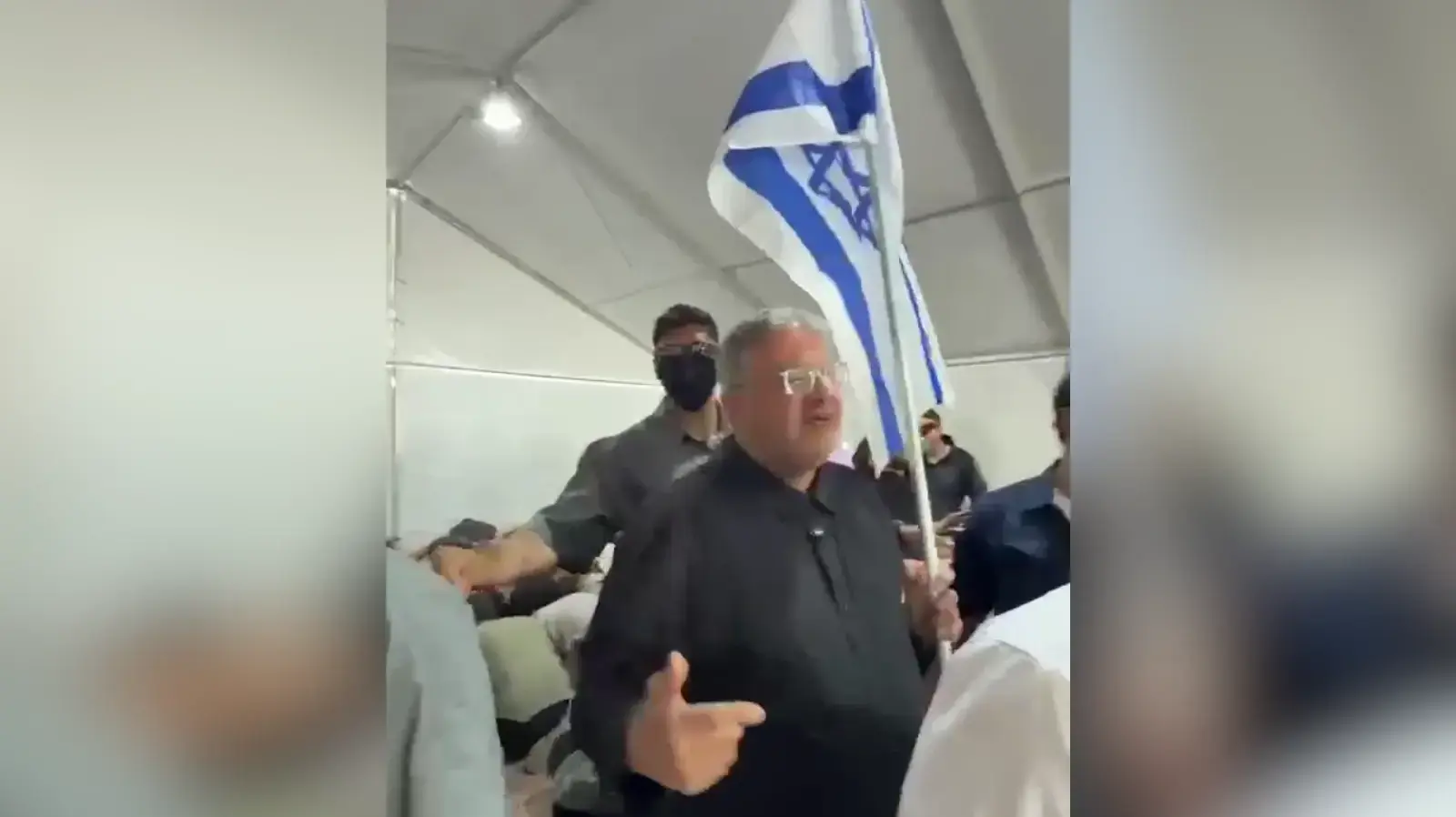 השר לביטחון לאומי, איתמר בן גביר על ספינה מול פעילי המשט לעזה, בנמל אשדוד, 20 במאי 2026