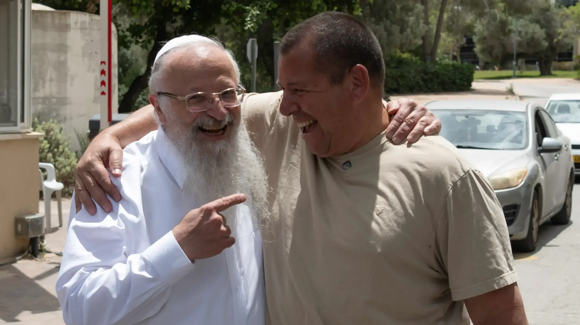 אבדיע בכר בסיור האחרון לפני שביתו יהרס, קיבוץ בארי, 20 במאי 2026 אבדיע בכר בסיור האחרון לפני שביתו יהרס, קיבוץ בארי, 20 במאי 2026