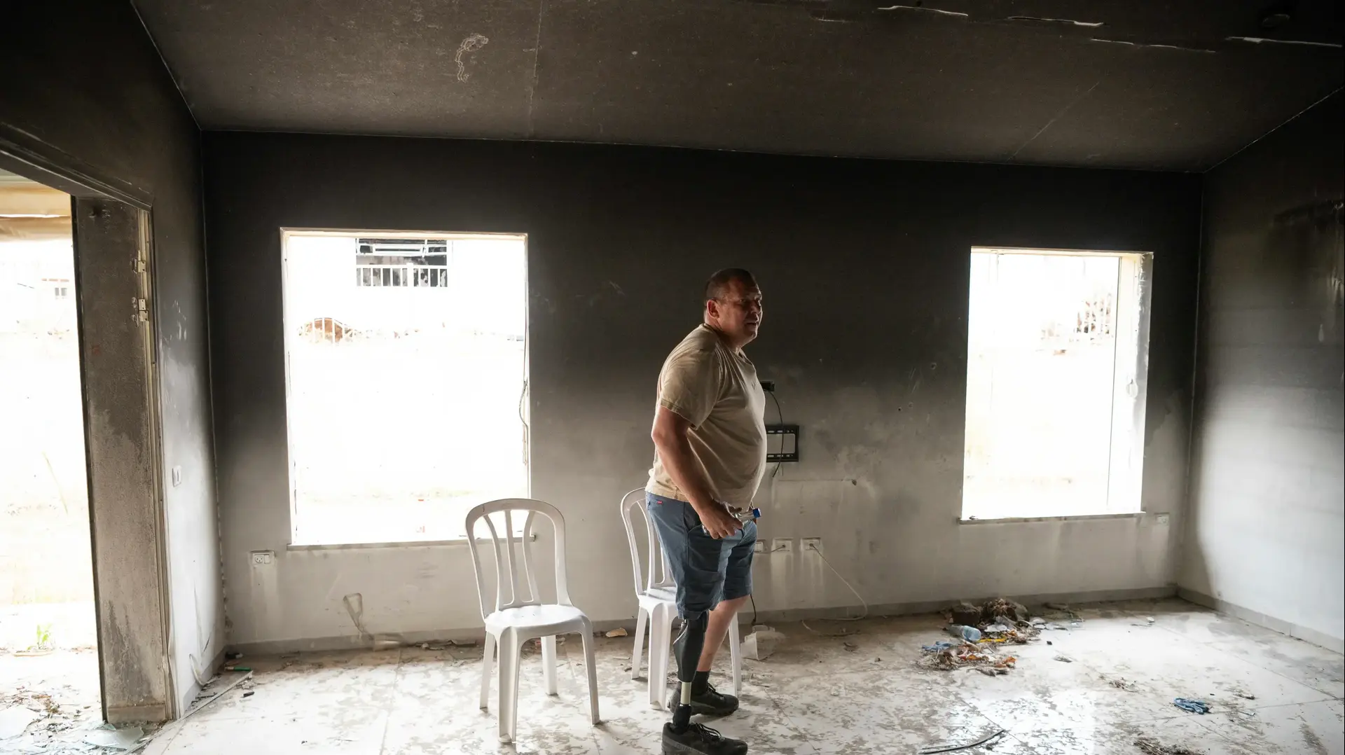 אבדיע בכר בסיור האחרון לפני שביתו יהרס, קיבוץ בארי, 20 במאי 2026