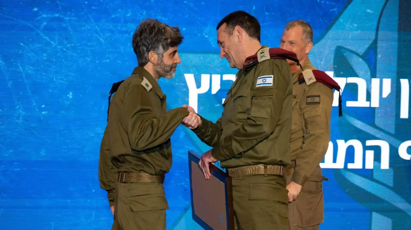יובל הורוביץ' מקבל אות מצטיין רמטכ"ל יובל הורוביץ' מקבל אות מצטיין רמטכ"ל