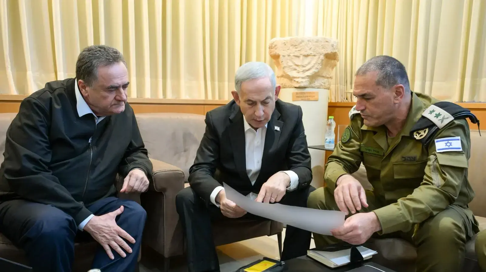 ראש הממשלה בנימין נתניהו עם שר הביטחון ישראל כ״ץ והרמטכ״ל רב-אלוף אייל זמיר, 26 במאי 2026
ראש הממשלה בנימין נתניהו עם שר הביטחון ישראל כ״ץ והרמטכ״ל רב-אלוף אייל זמיר, 26 במאי 2026