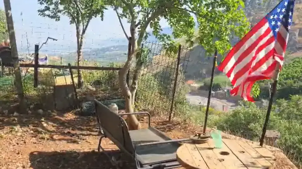 תושב מטולה הניף דגל ארה"ב בחצרו כמחאה על המציאות בצפון