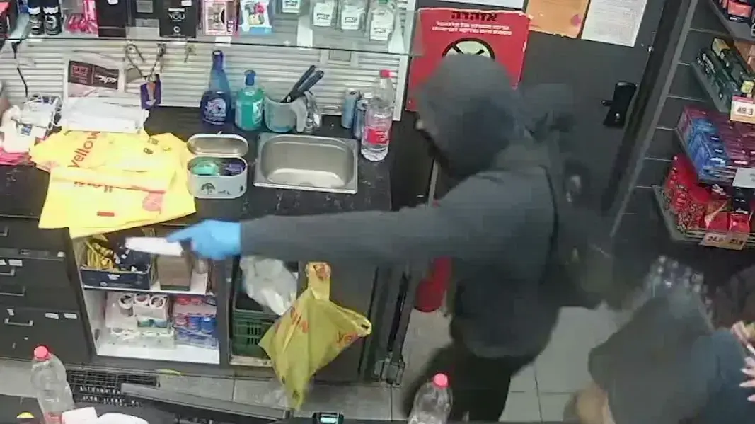 נכנס עם סכין, איים על עובדים ושדד אלפי שקלים מתחנות דלק נכנס עם סכין, איים על עובדים ושדד אלפי שקלים מתחנות דלק