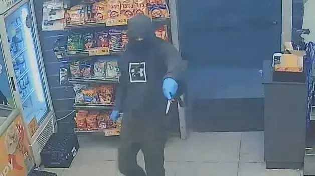 נכנס עם סכין, איים על עובדים ושדד אלפי שקלים מתחנות דלק