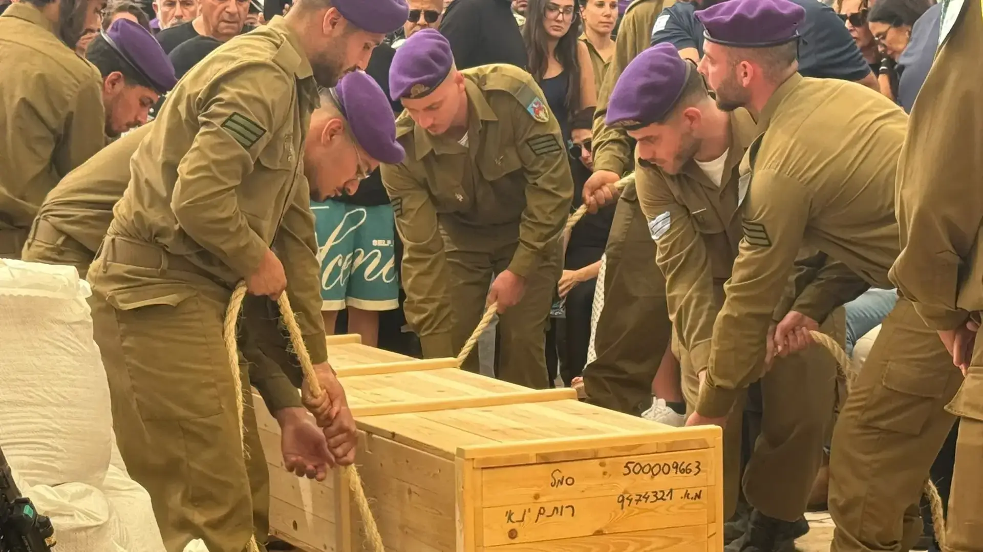 הלוויתה של סמל רותם ינאי בבית העלמין בגבעת עדה הלוויתה של סמל רותם ינאי בבית העלמין בגבעת עדה