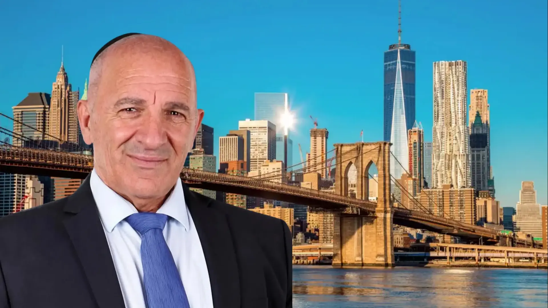 שמעון גואטה, ראש מועצת מעלה יוסף, על רקע קו הרקיע של ניו יורק