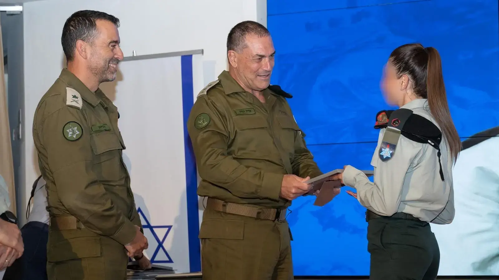 הרמטכ״ל רא"ל אייל זמיר בטקס סיום קורס פיקוד ומטה ׳אלון׳ הרמטכ״ל רא"ל אייל זמיר בטקס סיום קורס פיקוד ומטה ׳אלון׳