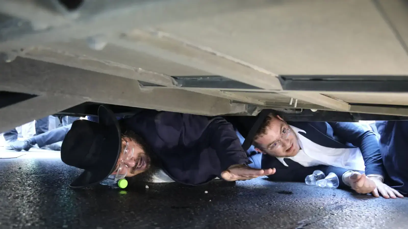 אברך מתחת לאוטובוס, הפגנה נגד גיוס חרדים, כביש 4, בני ברק, 29 במאי 2026 אברך מתחת לאוטובוס, הפגנה נגד גיוס חרדים, כביש 4, בני ברק, 29 במאי 2026