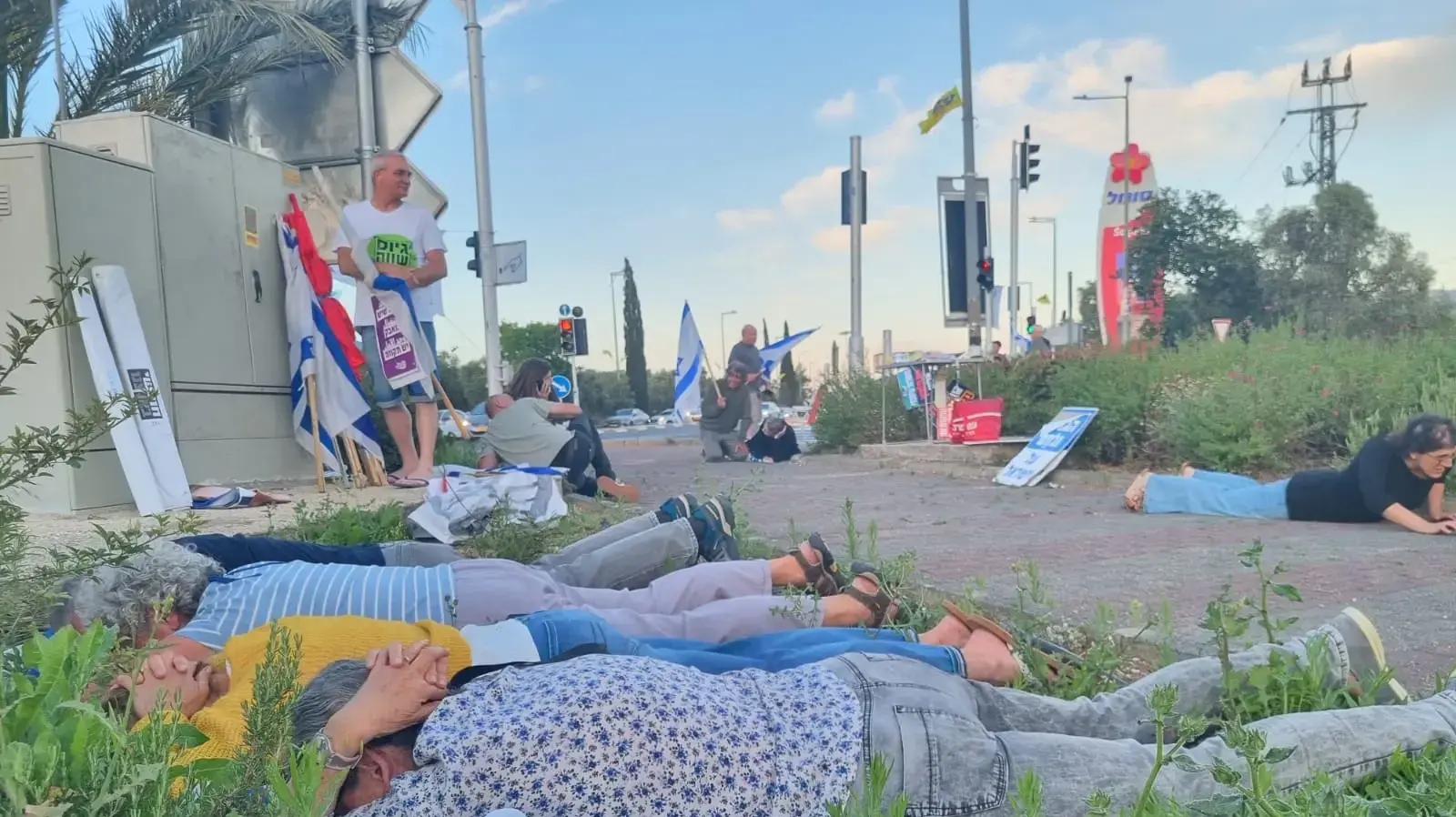 אזעקות בזמן מחאה בצומת כרמיאל אזעקות בזמן מחאה בצומת כרמיאל