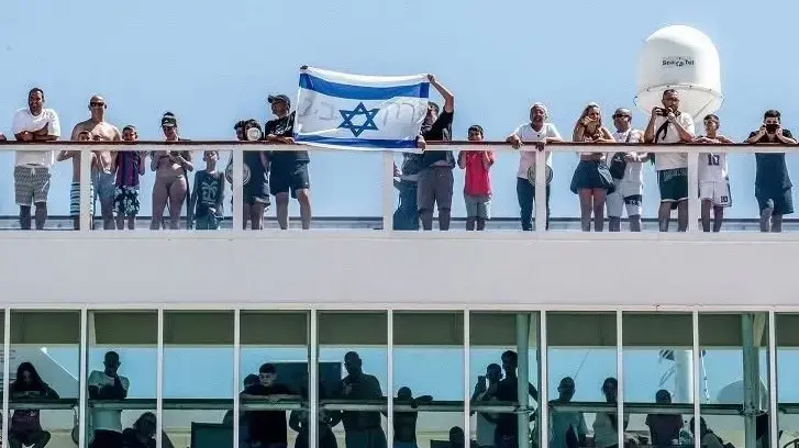 ישראלים שהעגנו בנמל פיראוס עם ספינה של מנו ספנות