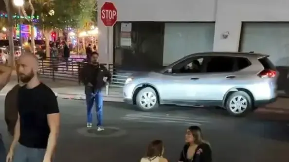 שתי נשים הולכות מכות ברחוב שתי נשים הולכות מכות ברחוב