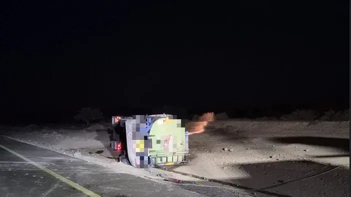 דליפת דלק סילוני ממשאית שהתהפכה סמוך לפארן דליפת דלק סילוני ממשאית שהתהפכה סמוך לפארן