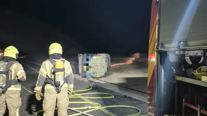 דליפת דלק סילוני ממשאית שהתהפכה סמוך לפארן