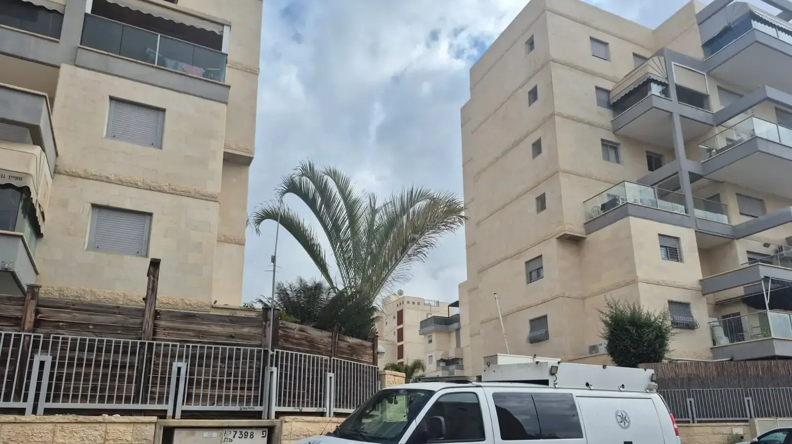ניידת משטרה מחוץ לבניין בו נרצחה מירב אדרי ואנונו