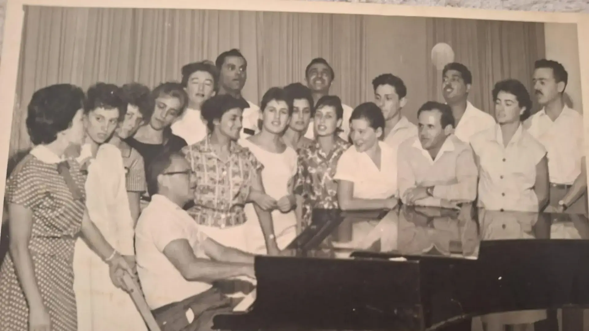 הדסה סיגלוב לימינו של מאיר הרניק, עם חבורת "שירו שיר" באולפן רשות השידור בירושלים, שנות השישים הדסה סיגלוב לימינו של מאיר הרניק, עם חבורת "שירו שיר" באולפן רשות השידור בירושלים, שנות השישים